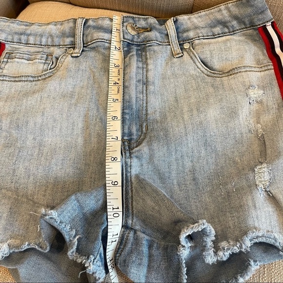 F: GUESS Women's Vintage Denim High-rise Light wash Shorts Sz 30 - Picture 11 of 12